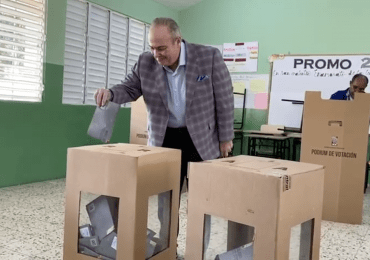 Charles Mariotti, Secretario General del PLD, ejerce su derecho al voto en Monte Plata